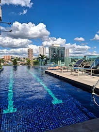 Piscina e academia na cobertura. Visual da cidade.