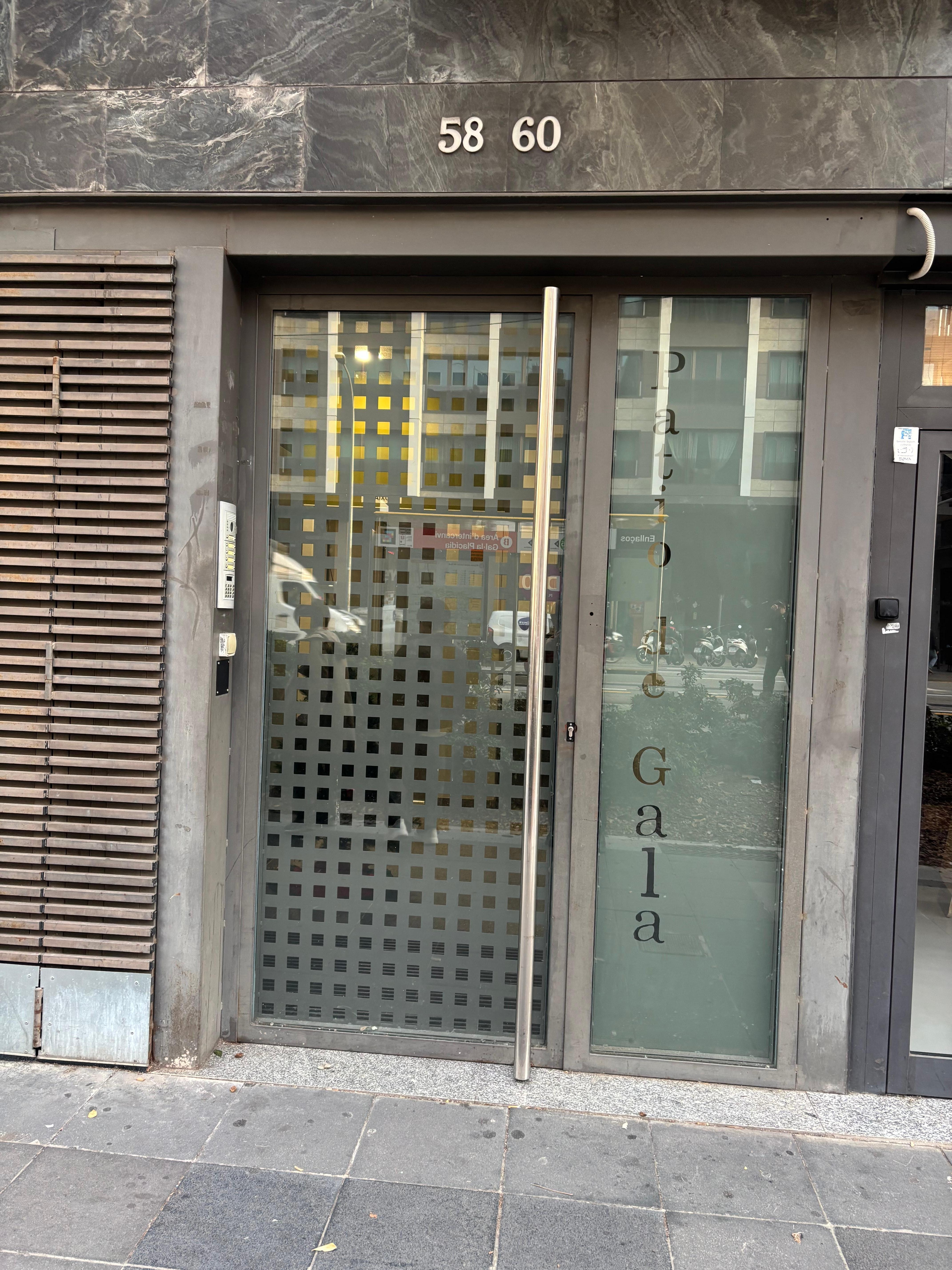 建物入口のドア