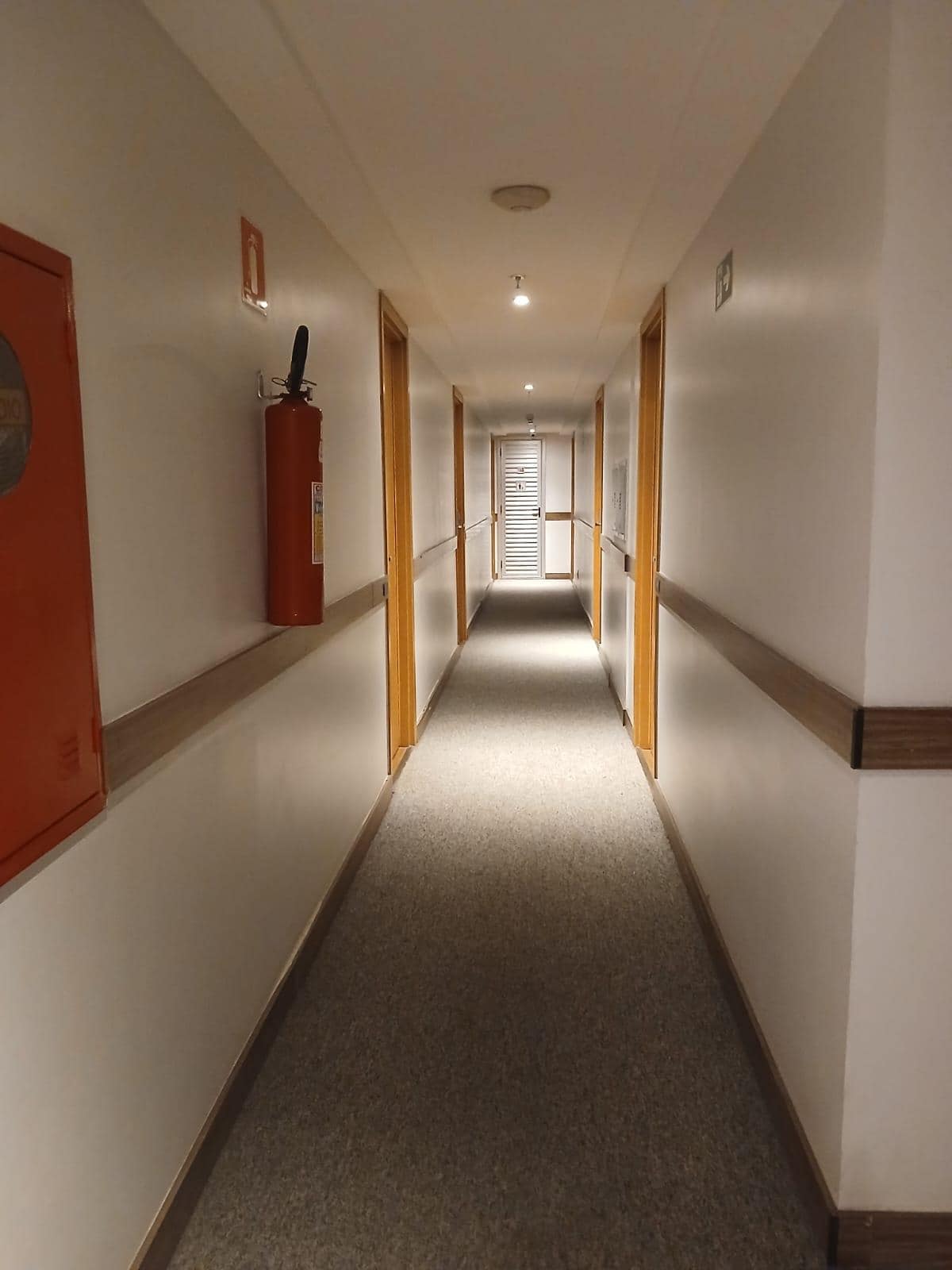 corredor dos quartos com carpete para diminui barulho.