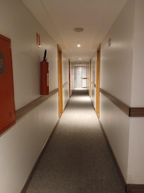 corredor dos quartos com carpete para diminui barulho.