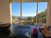 Blick vom Wohnzimmer Esstisch.