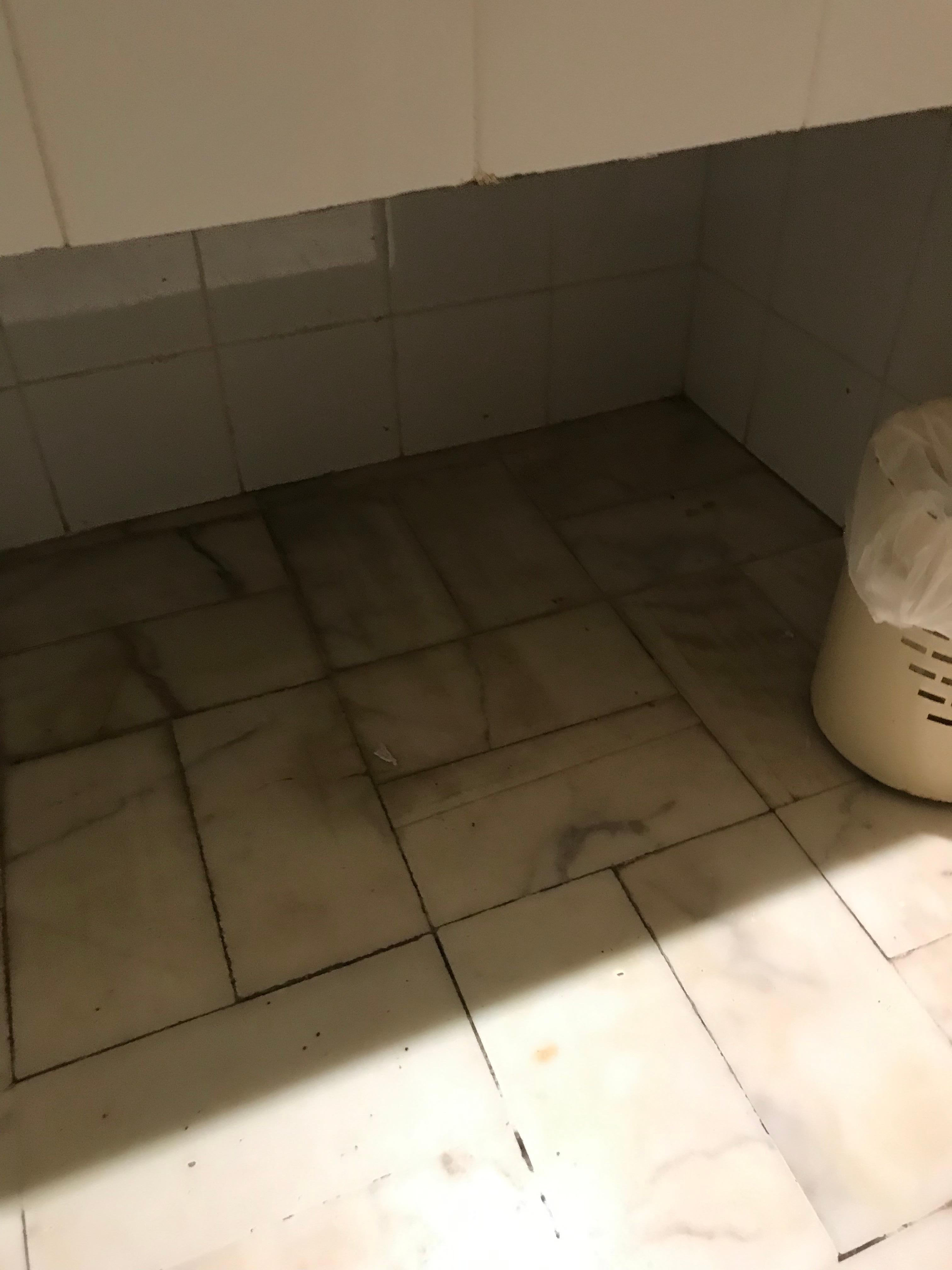 Parte inferior da pia do banheiro 