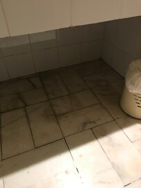 Parte inferior da pia do banheiro