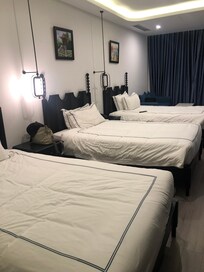 やっと3台のベッド。快適。奥右にトイレ、風呂。窓の向こうはすぐ家。人がいたのでカーテンは開けられなかった。