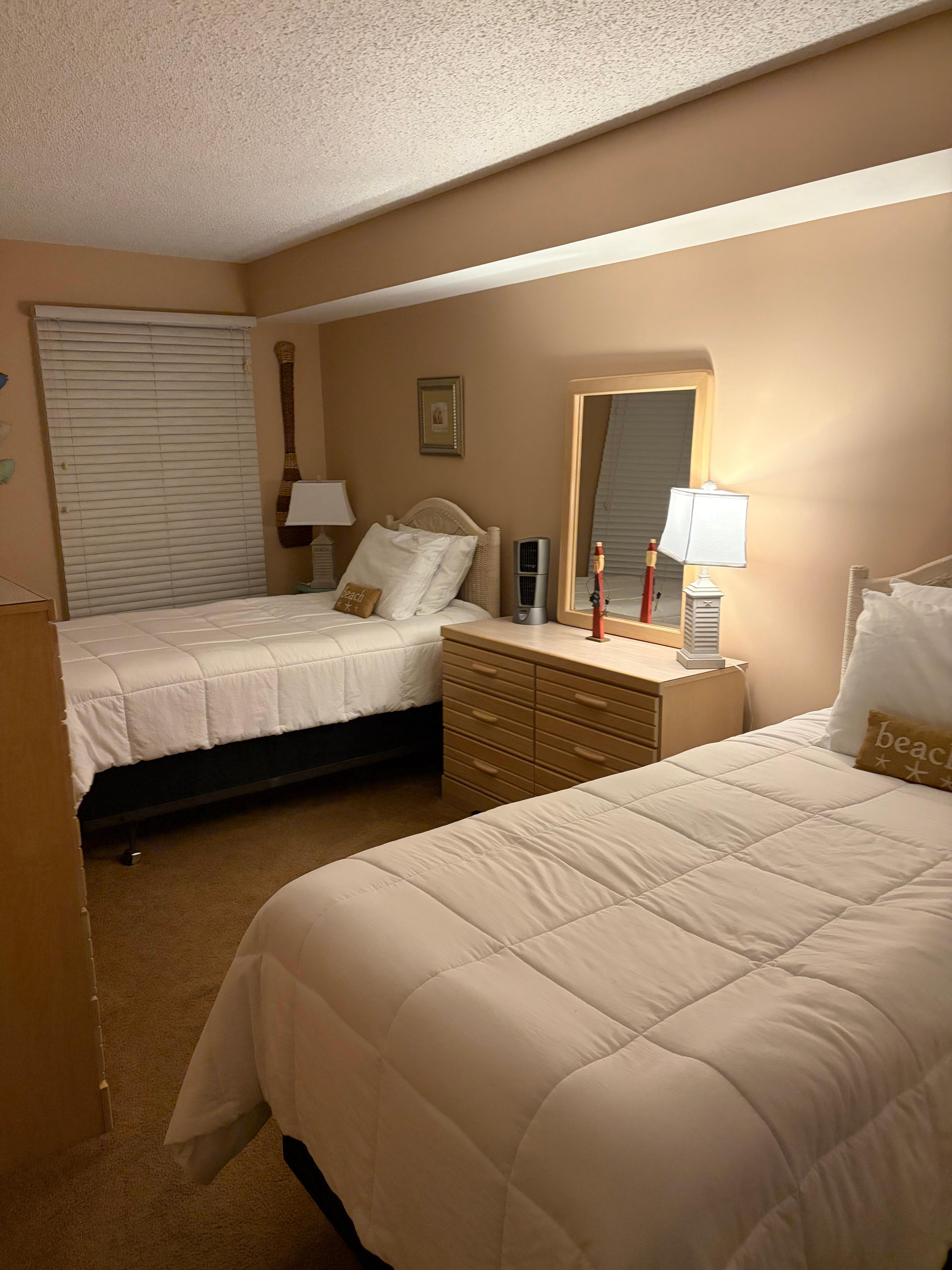 Bedroom with twin beds 