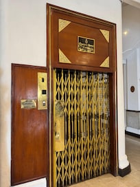 手動式エレベーター