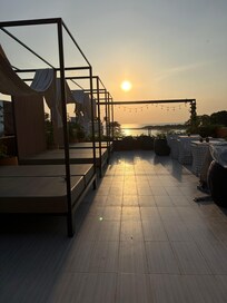 ホテルの最上階から見える朝日です