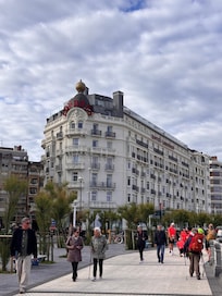 The hotel in the main location of concha beach.
