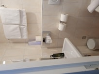 Bad linke Seite (mittig die Toilette)