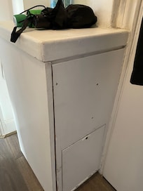 Über die Funktion des Schrankes im Flur konnte ich keine Kenntnisse erlangen. Er war einfach nur alt und kaputt.