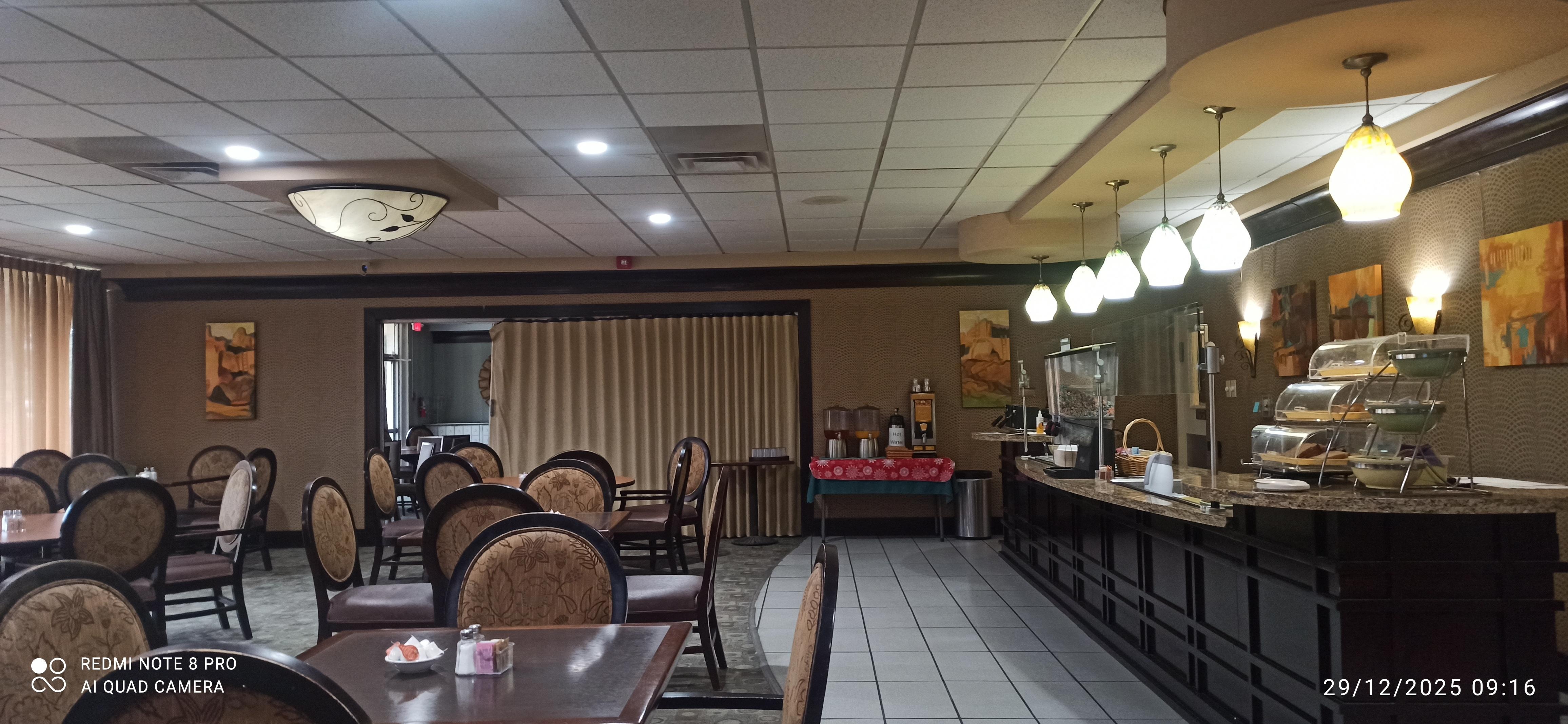 Comedor agradable, limpio, desayuno tipo buffet, y personal muy amable