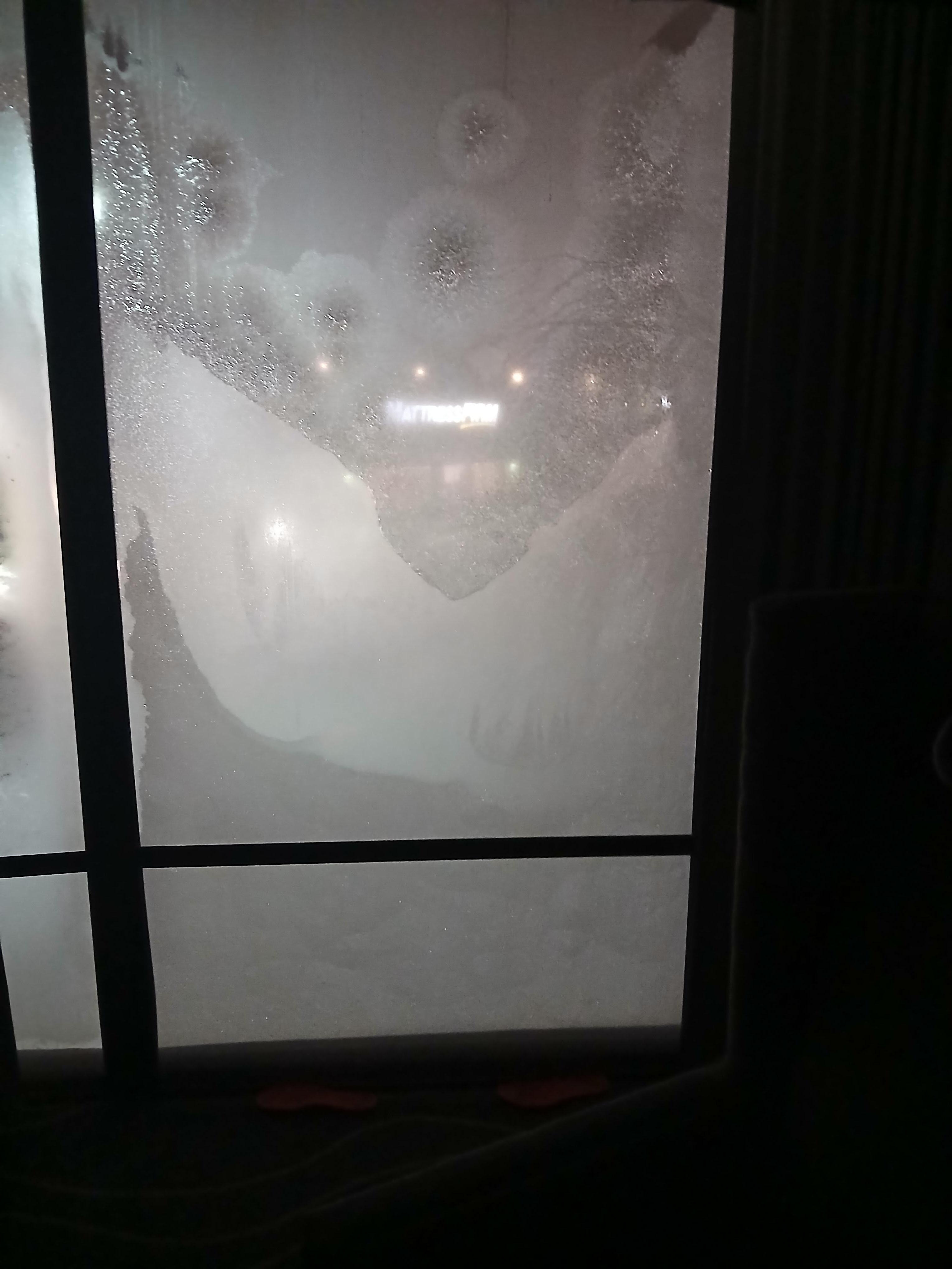 My windows in the room frozen 😩 