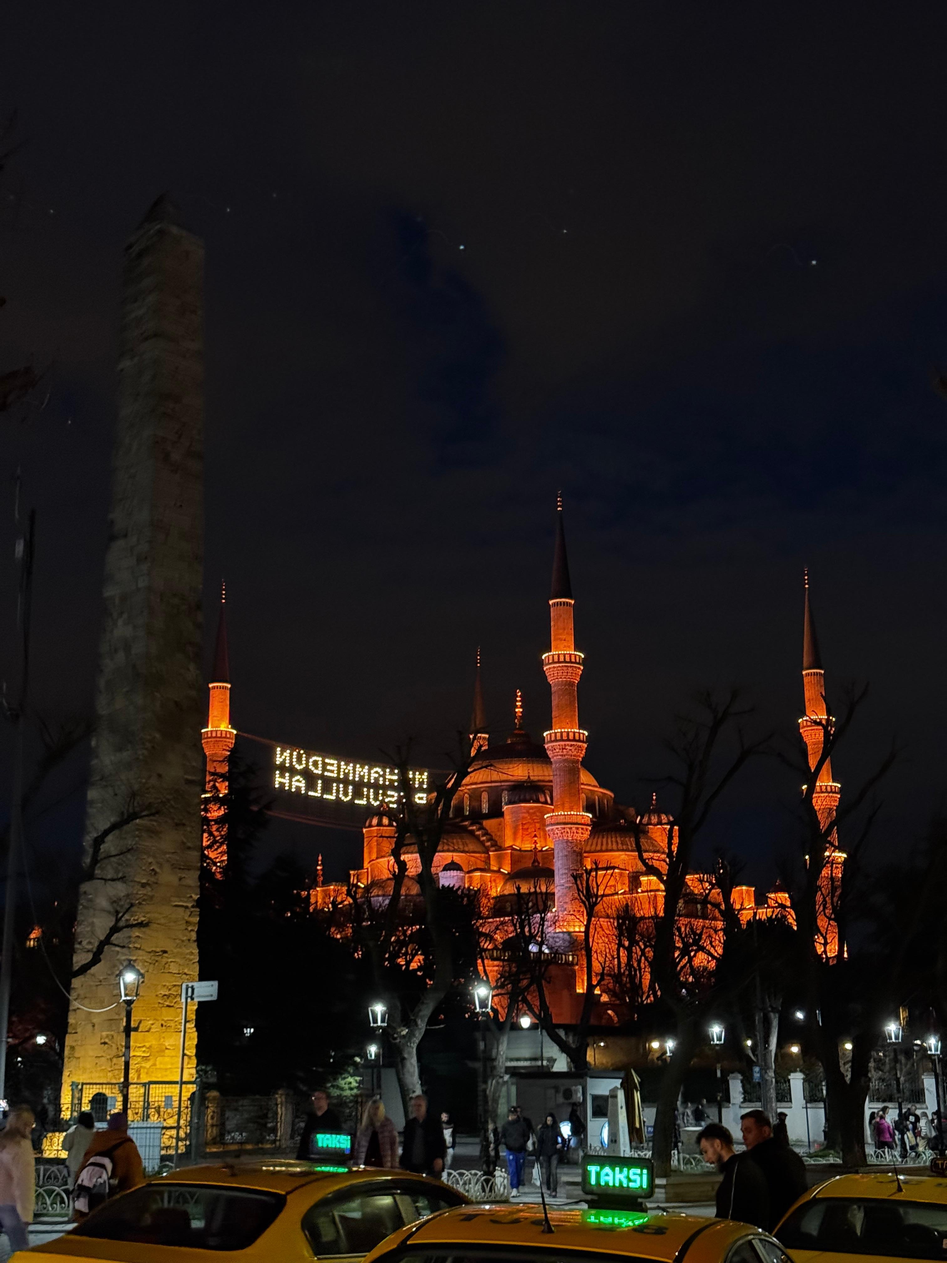 La mezquita está cruzando la calle 