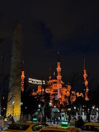 La mezquita está cruzando la calle