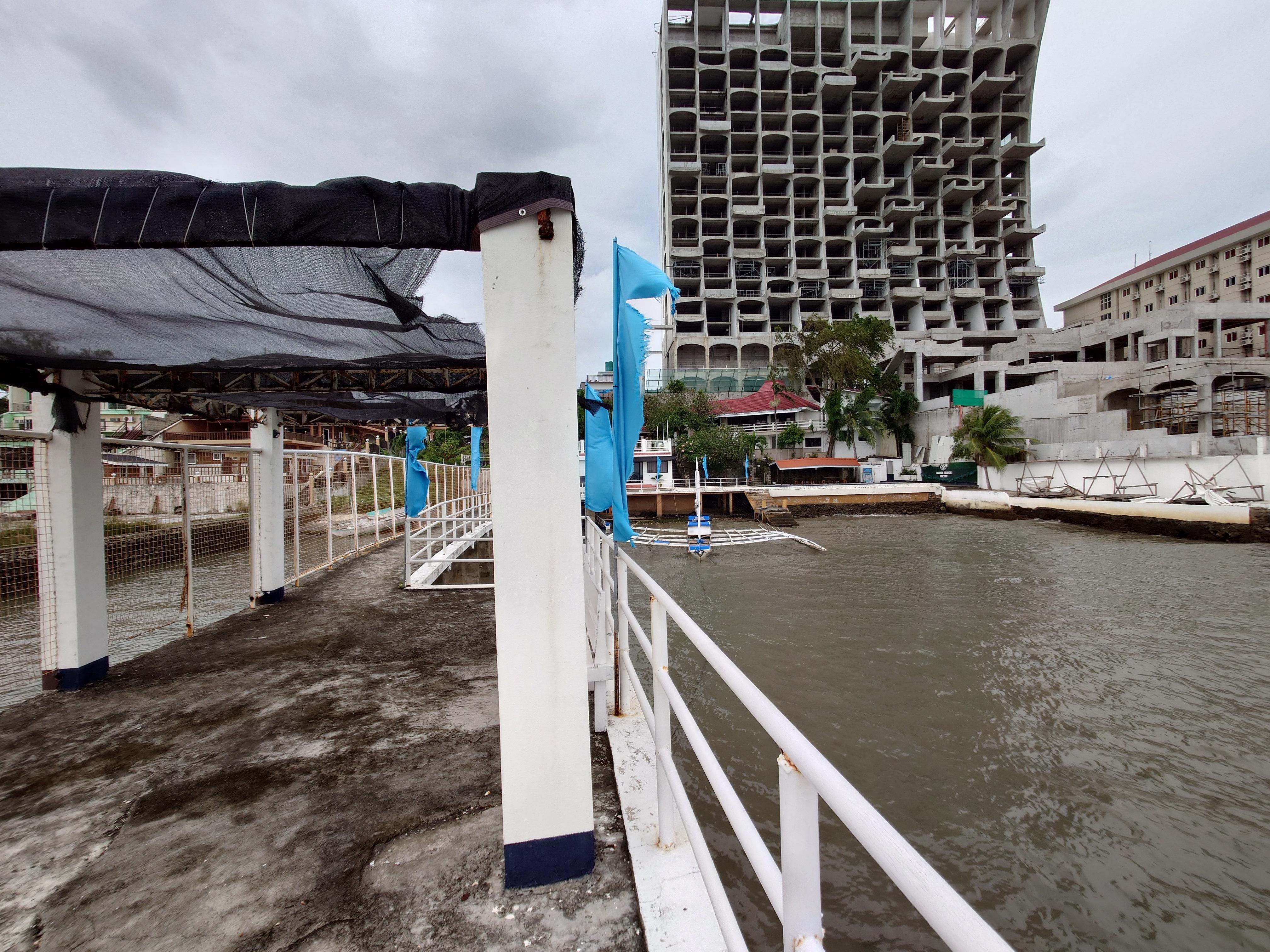 桟橋先端からホテルを望む