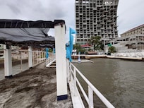 桟橋先端からホテルを望む