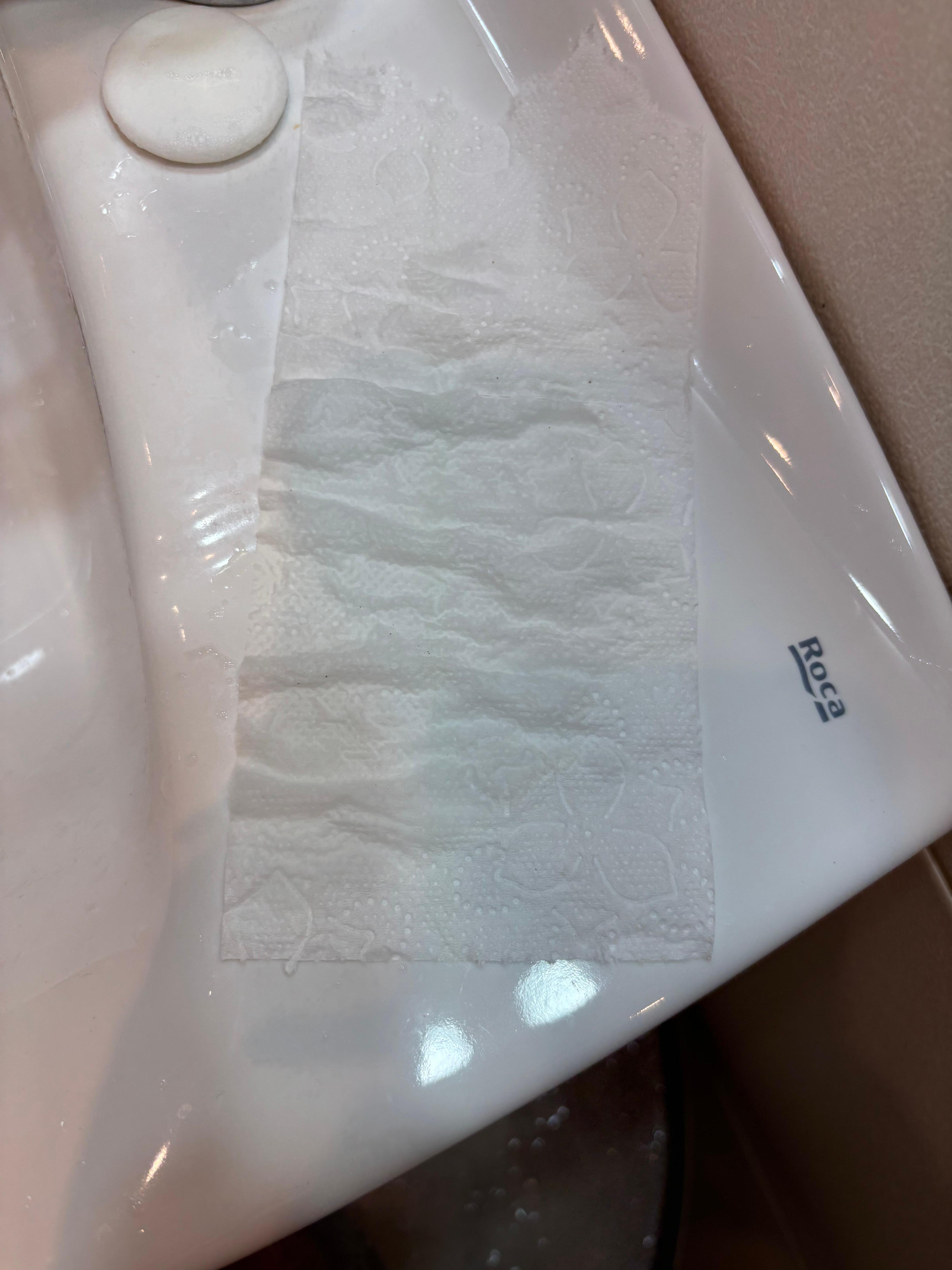 Dripped water on the sink. 