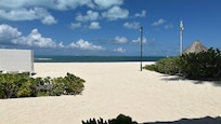 Playa que se ve en el restaurante El Mar