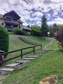 monté pour acceder à l' immeuble, entrée à l' arriere
