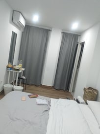 Chambre en 1er etage avec fenêtre
