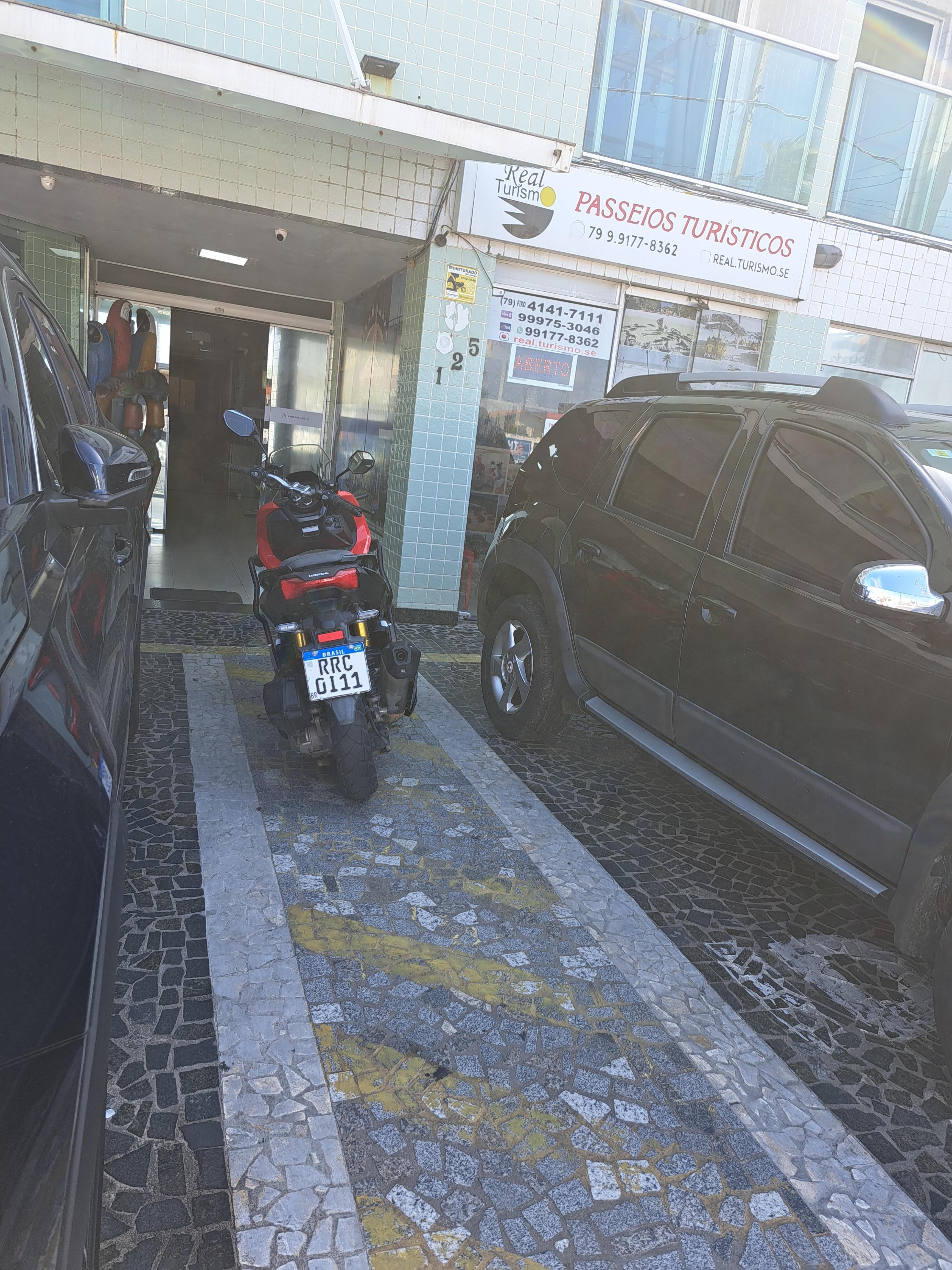 Acesso ao hotel com motos e carros dificultando a locomoção 