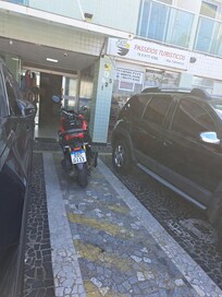 Acesso ao hotel com motos e carros dificultando a locomoção