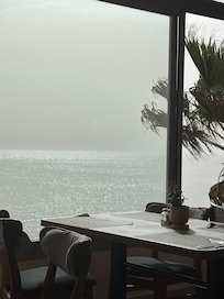 Vue du restaurant au petit déjeuner