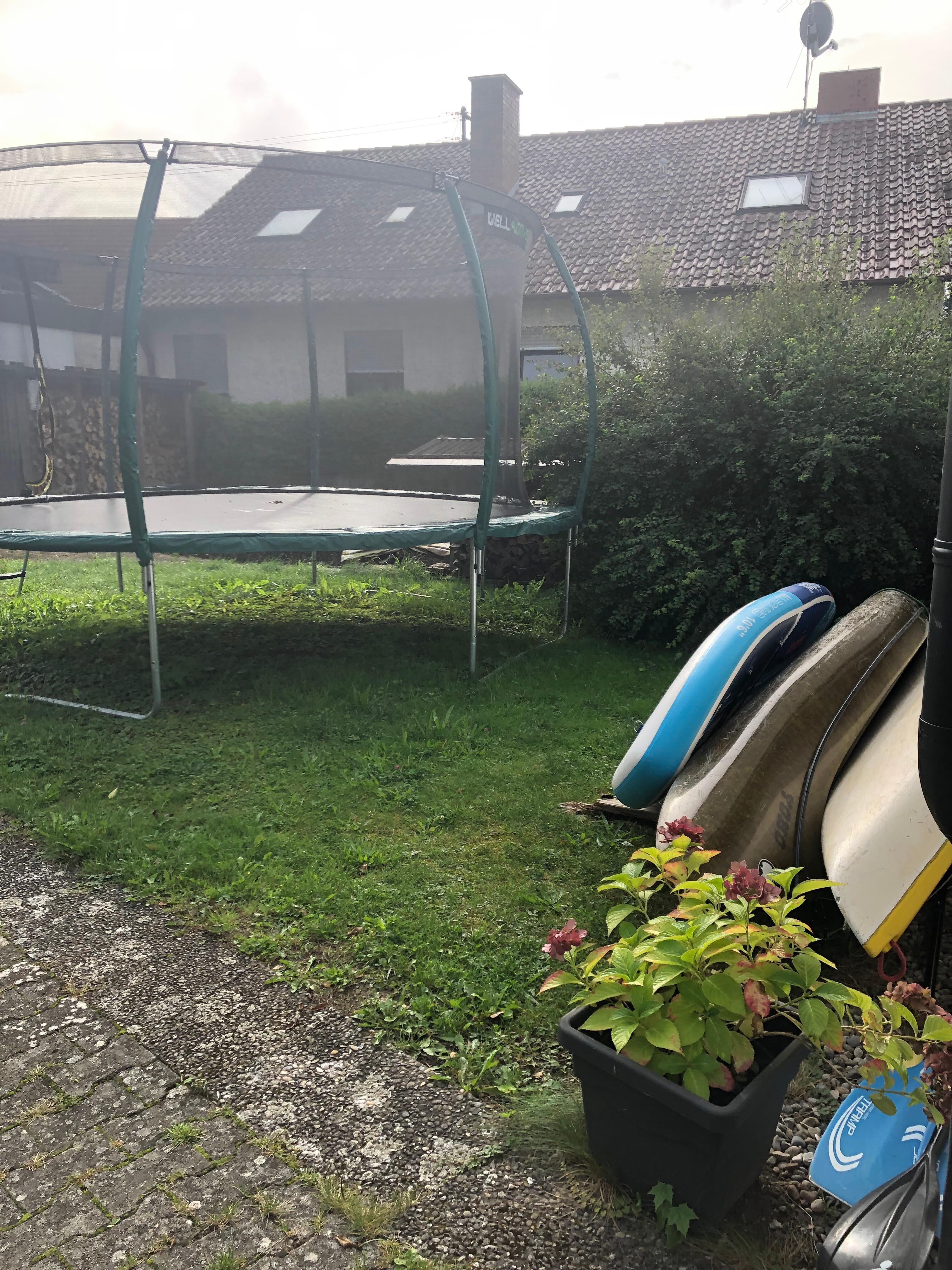 Trampolin und kajakboote zum benutzen