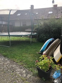 Trampolin und kajakboote zum benutzen