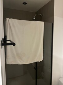 Toalhas bem gastas e amareladas.