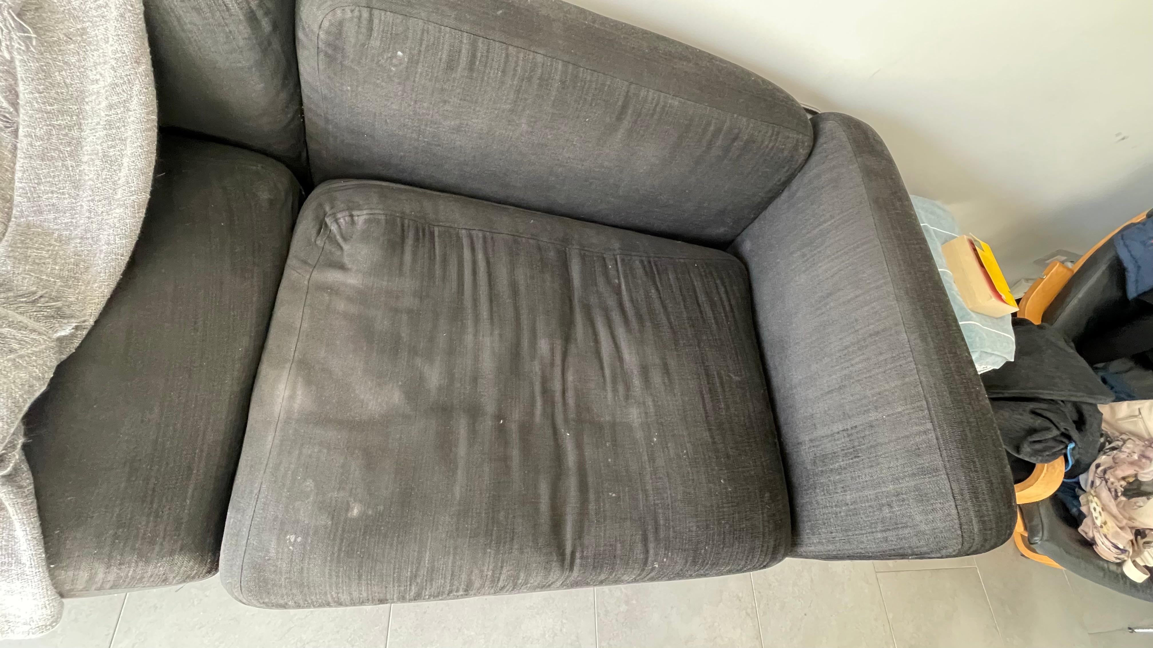 Auf die Couch wurde eine graue Decke gelegt, die ähnlich dreckig war.