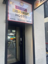 Inngangsdøren midt i sentrum.