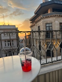 Balkonlu odada keyifli gün batımı