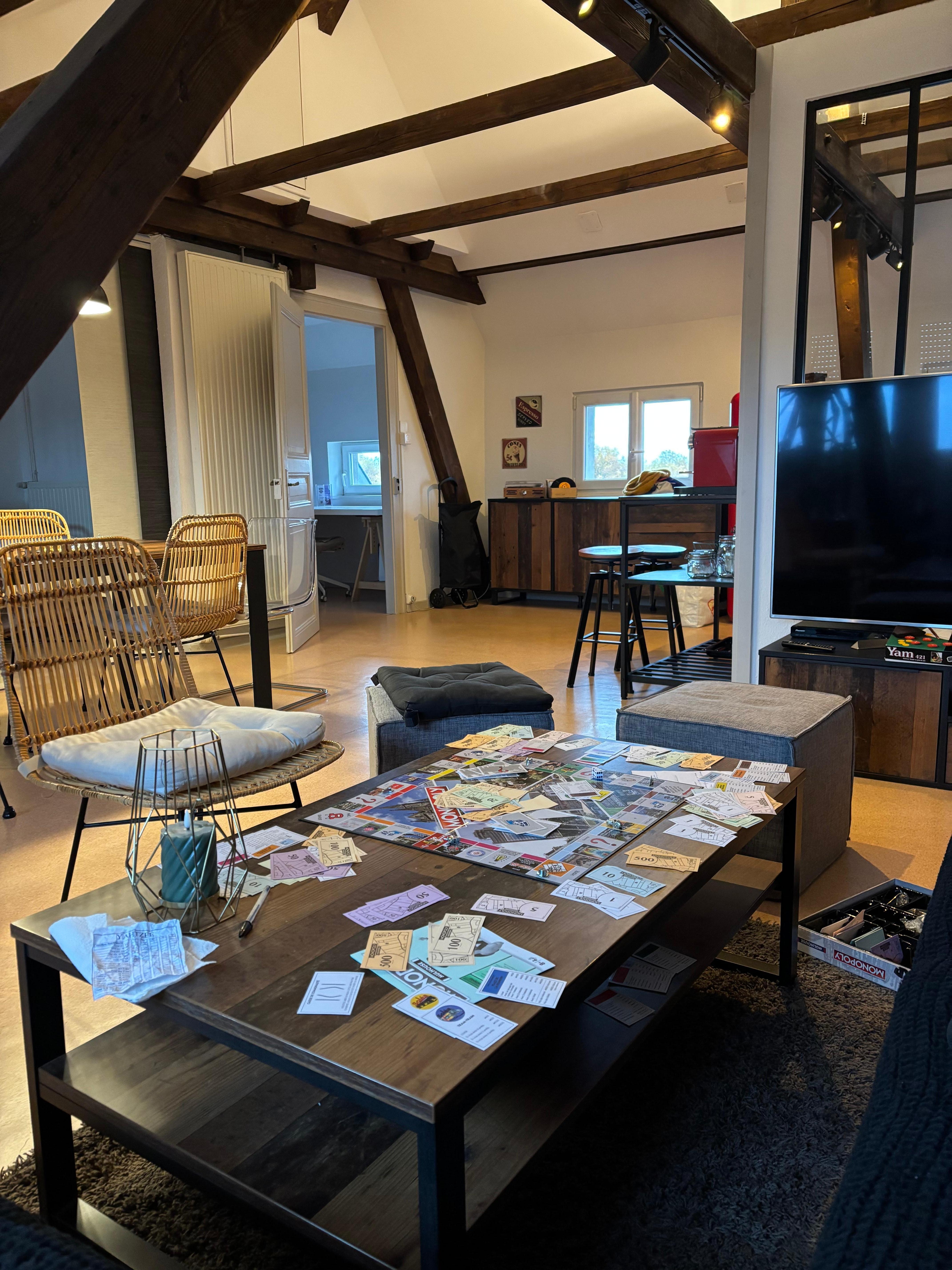 Il y a aussi plein de jeux de société et un tiroir entier de films cultes en dvd. 