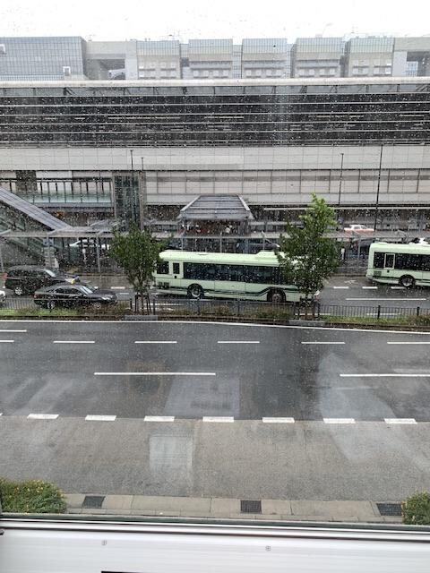 京都駅南口バスターミナルのまんまえ。