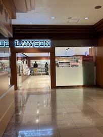 Lawson located in the lobby. So
Convenient for food/snacks and essentials.