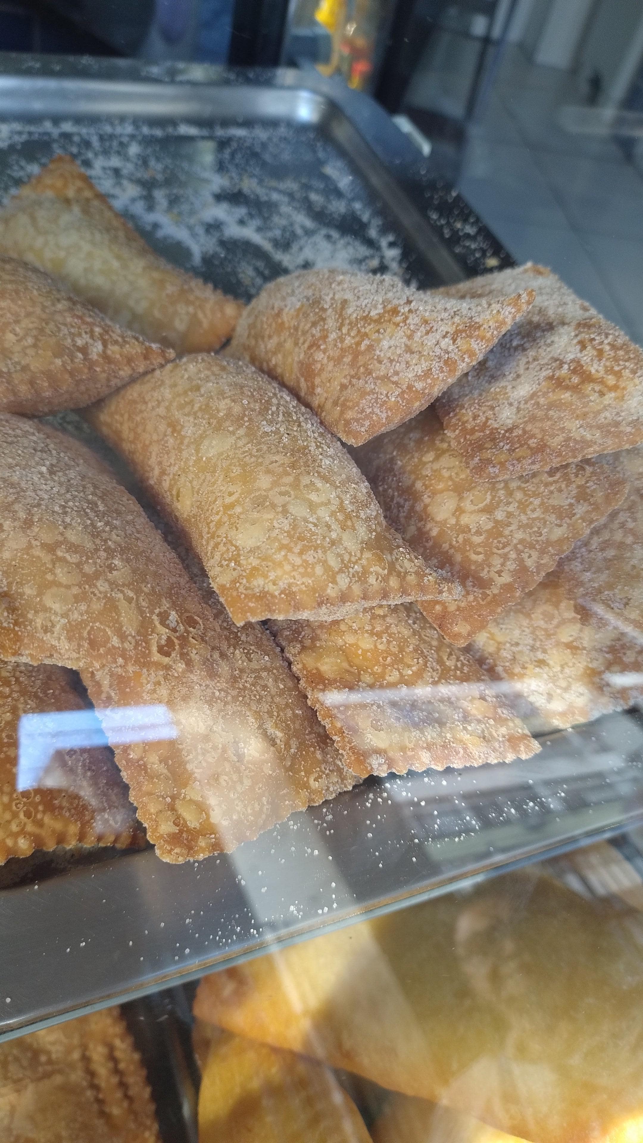 Várias opções do café da manhã um pudim especial da rede Andrade