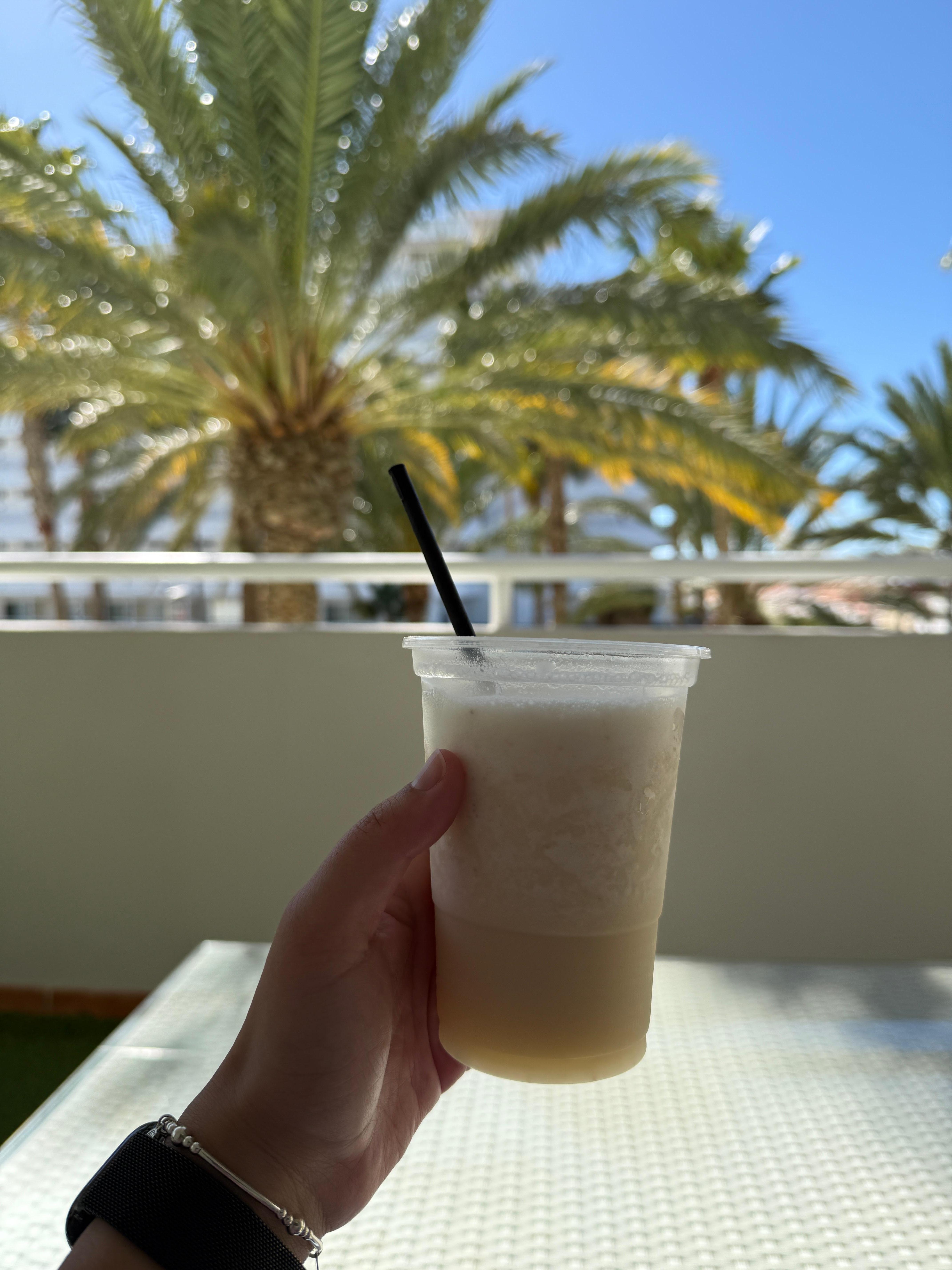 Pina colada smoothie form the hotel pool bar (they don’t do mocktails unfortunately - only alcoholic drinks 👎🏽)
