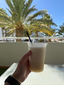 Pina colada smoothie form the hotel pool bar (they don’t do mocktails unfortunately - only alcoholic drinks 👎🏽)
