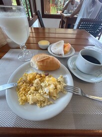 Café da manhã farto, a tapioca é maravilhosa