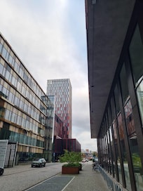 Den höga byggnaden i bakgrunden är Hotellet