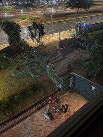 essa foto foi tirada uma da manhã quando acordei assustada com tanto grito e zoada.