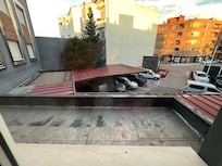 Vistas desde la habitación a un parking no exclusivo de los clientes