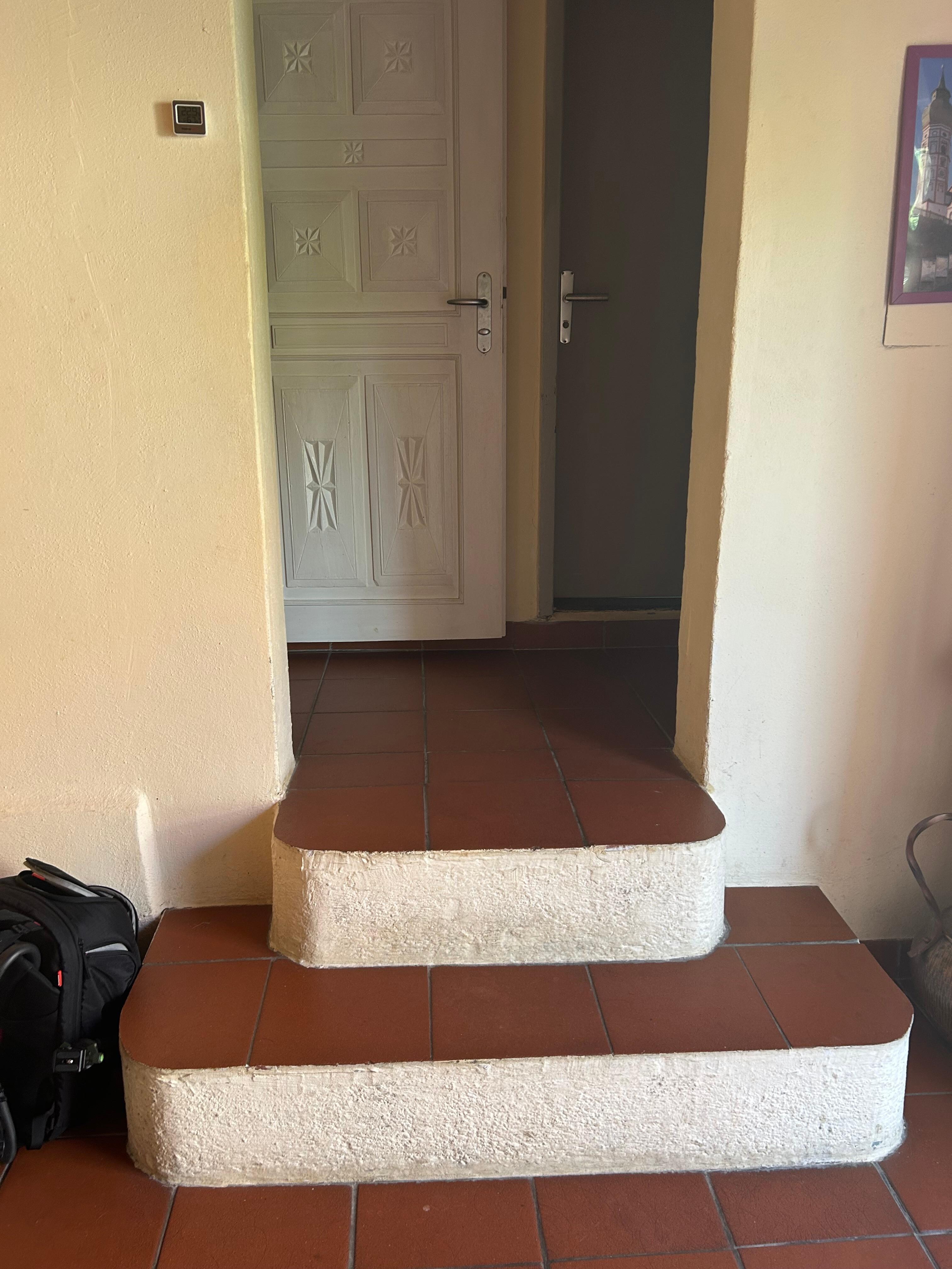 Sehr hohe Stufen zu Bad & WC ohne Geländer 