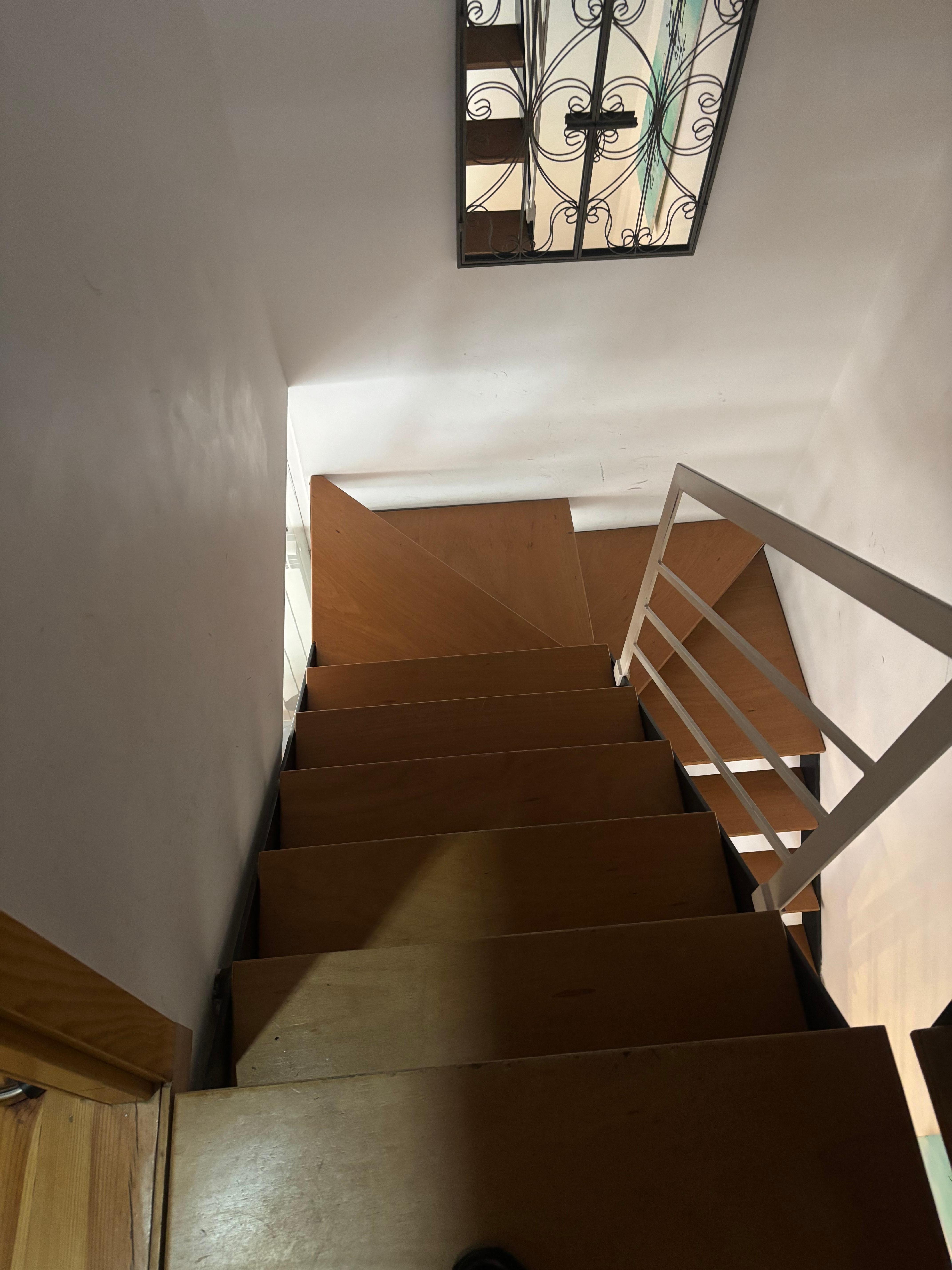 Escada de acesso ao quarto 