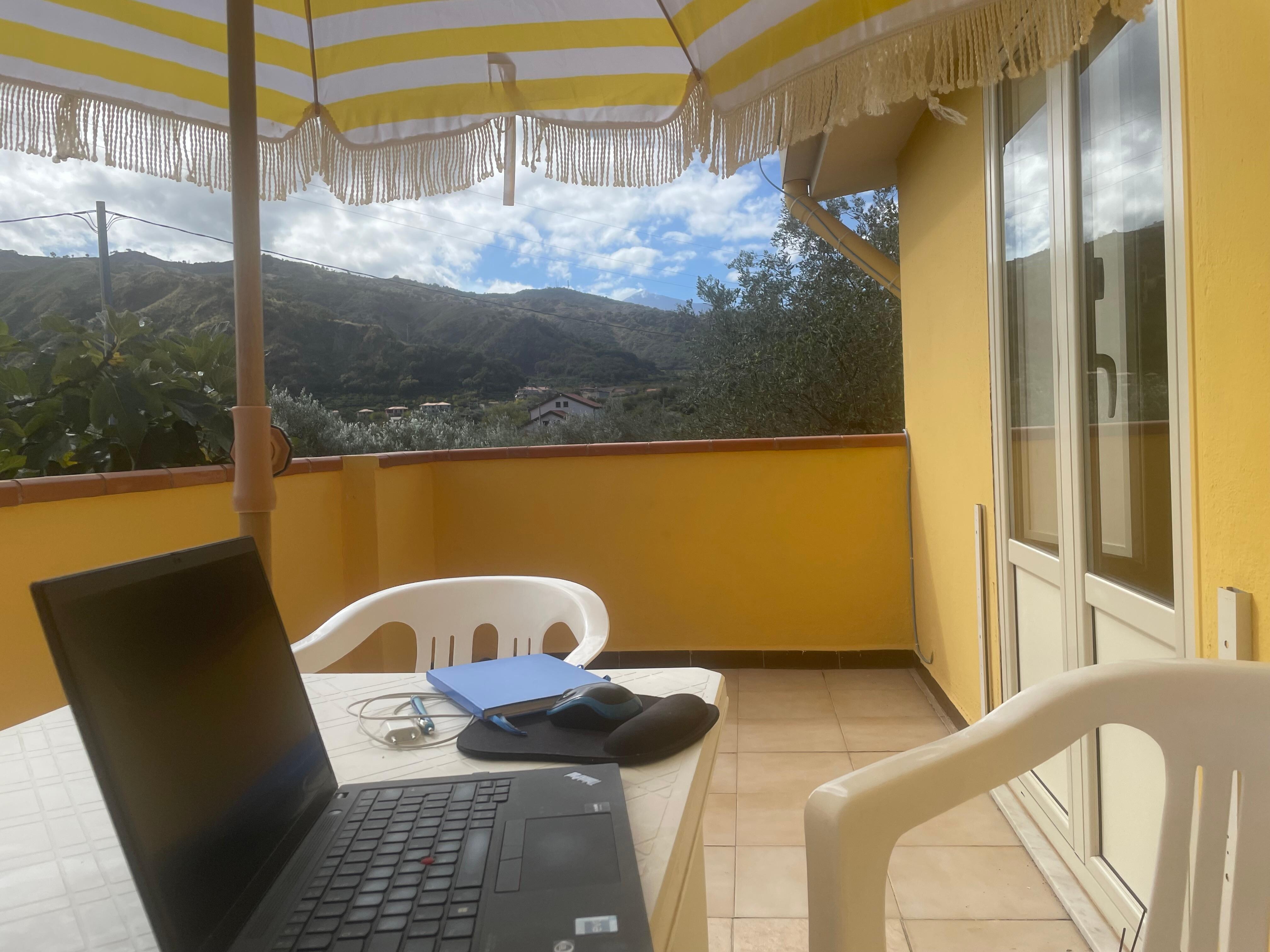 Arbeiten mit Blick auf den Ätna, W-LAN top