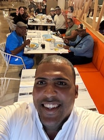 El mesero Serlin, quien nos atendió durante el cumpleaños de abuelita, gracias por sus atenciones.