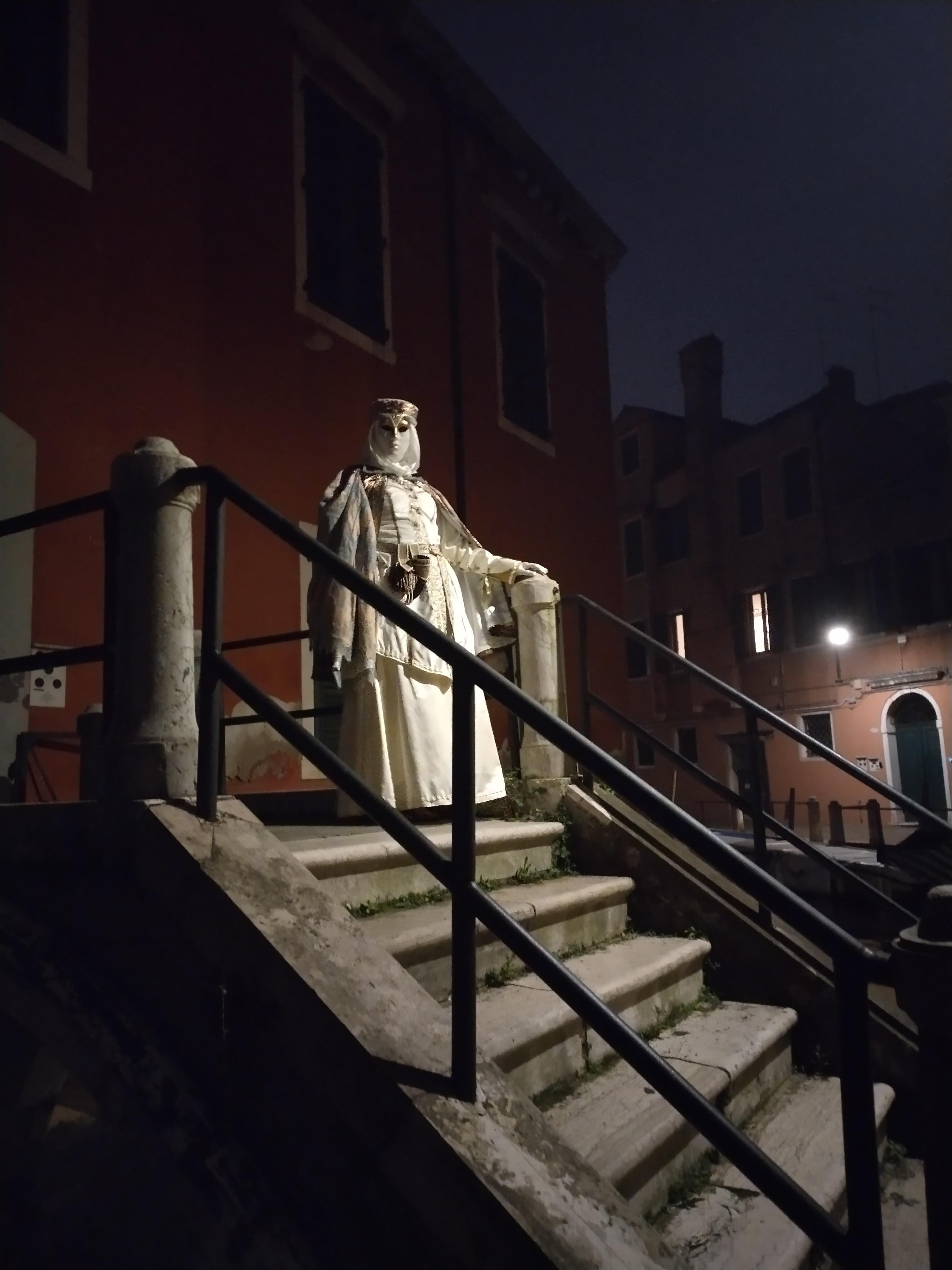 Die Wohnung ist in der ersten Etage, bei den erleuchteten Fenstern.