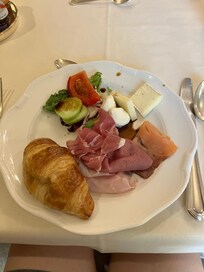 朝食も本当に美味しかった。ハムもチーズも種類豊富。野菜もフレッシュです。パンのバターの香りも良い。
