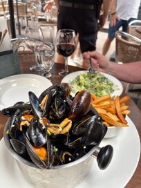 Moulles et frites at Le Petit Chateau, around the corner.